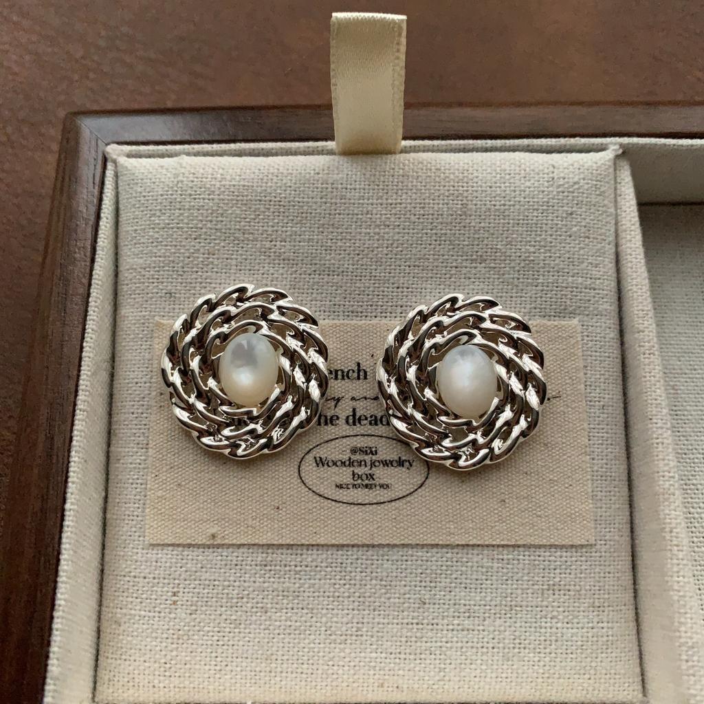 Classic Shell Geometric Stud Earrings Retro Elegance Light Luxury Temperament Versatile Niche Simple Daily Earrings