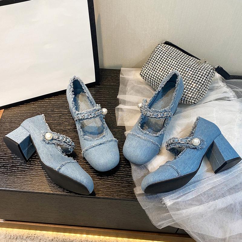 Nuevos zapatos de tacón alto de mezclilla con punta cuadrada y perlas, con tiras en los tobillos, tacón medio grueso liso, con cadena de metal, estilo retro, para uso diario, hechos a mano.