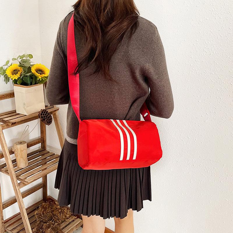 Mini-Duffle-Tasche aus Nylon mit drei vertikalen Streifen, verstellbarer breiter Gurt, lässige Sport-Umhängetasche für tägliches Fitness-Reisen