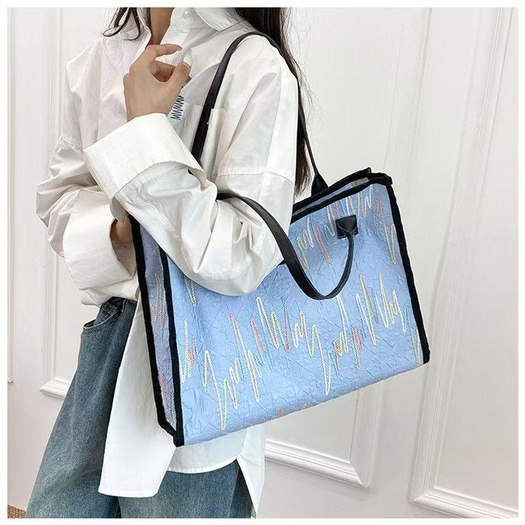 Fashion Trend Embossed Handbag 2025 College Student Versatile Large Capacity Commuting Appearance Handheld Canvas Shoulder Bag