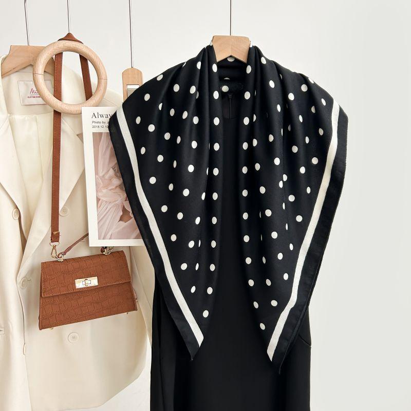 

Осінньо-зимовий білий шарф з квітковим принтом свіжий та елегантний 90 квадратний шарф ялинка шаль м який приємний до шкіри теплий шарф 90cm