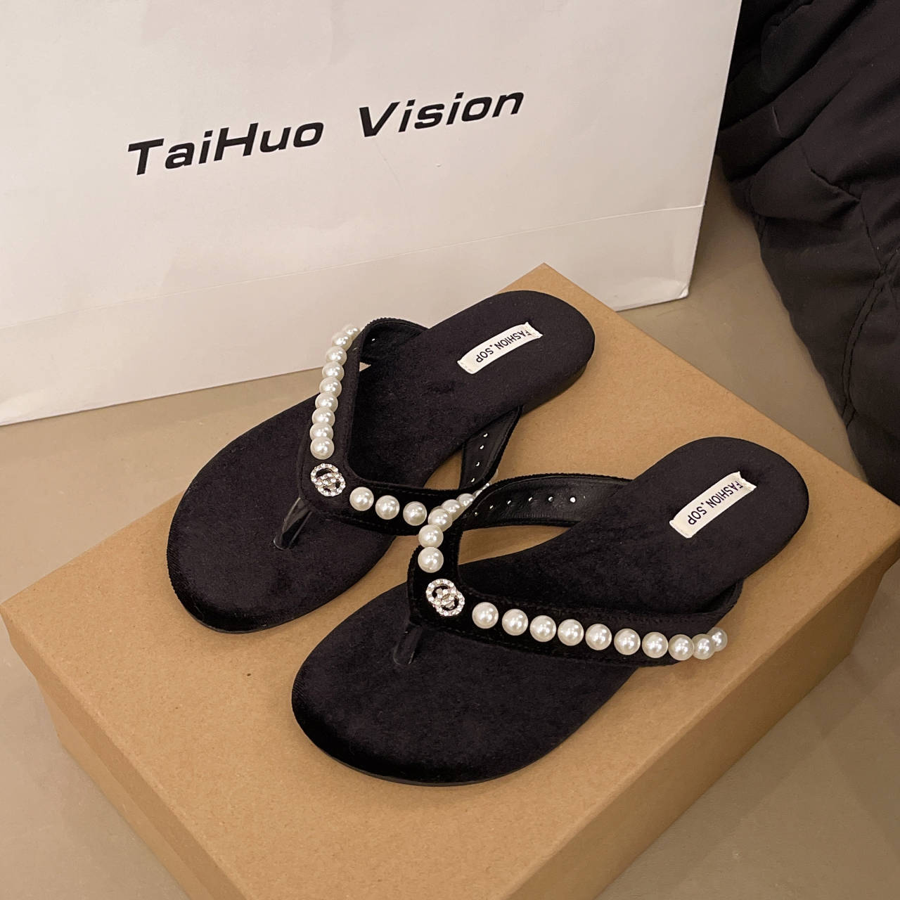 

Fashion tribe French pearl thick heel flat-bottomed flip-flops women s outer wear 2025 summer new pinch sandals 35 чёрный