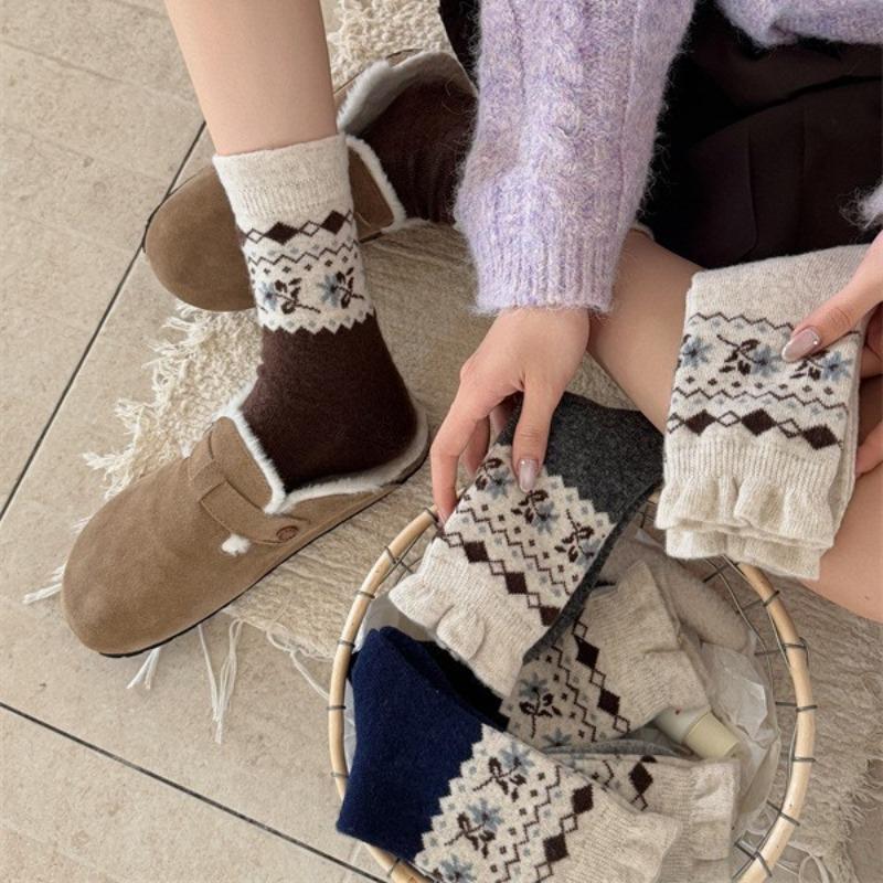 Autumn and Winter Warm Fleece Mid-calf Socks, Retro Small Floral Women's Pile Socks, College Versatile Socks
