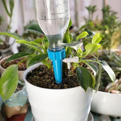 6 irrigatori automatici a goccia regolabili fai da te per piante in vaso