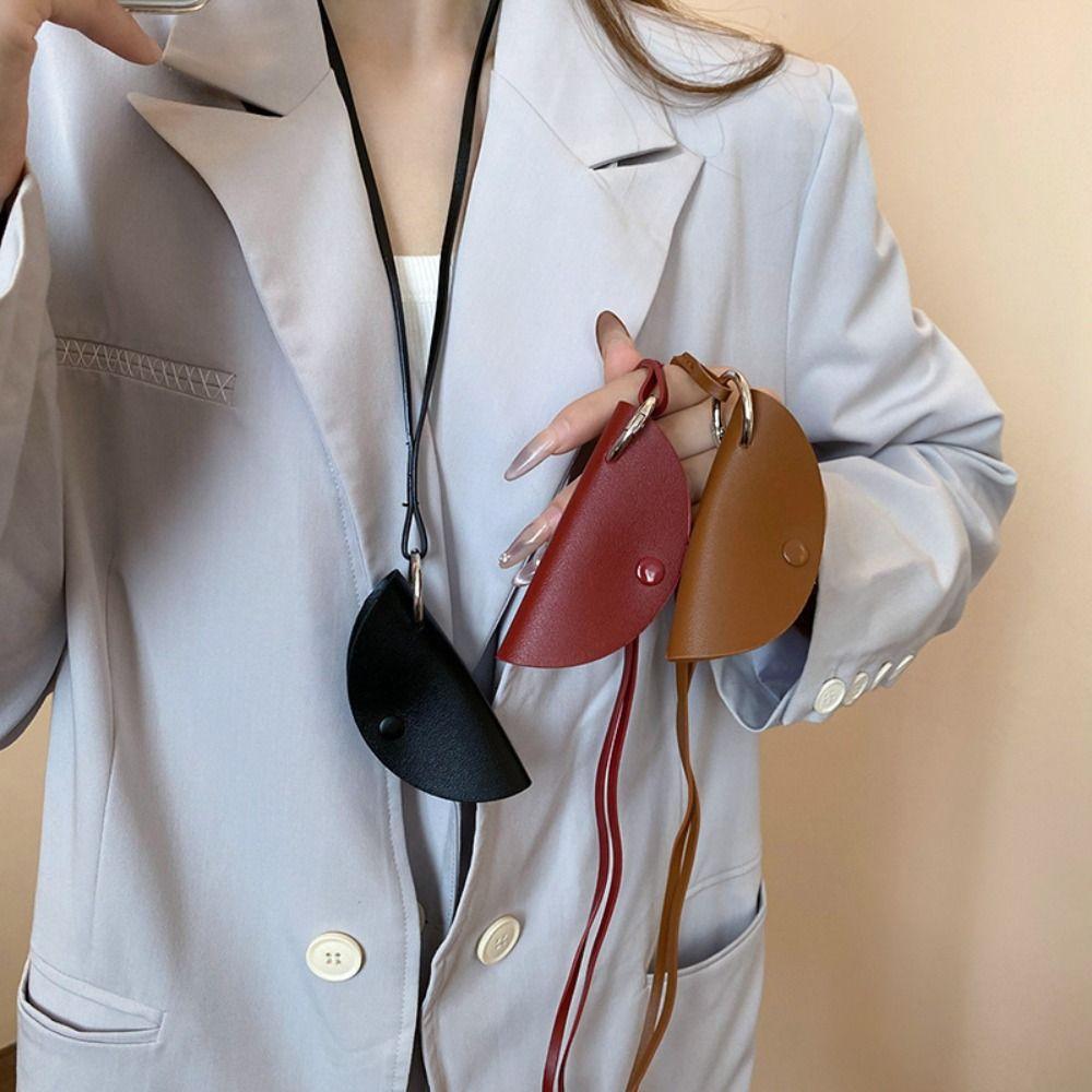 Naszyjnik skórzany długi zapobiegający zgubieniu, do zawieszenia na szyi, skóra PU, etui na klucze w kształcie półksiężyca, damski