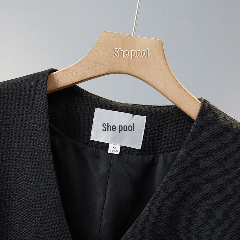 Dámská krátká vesta s výstřihem do V a nepravidelným lemem