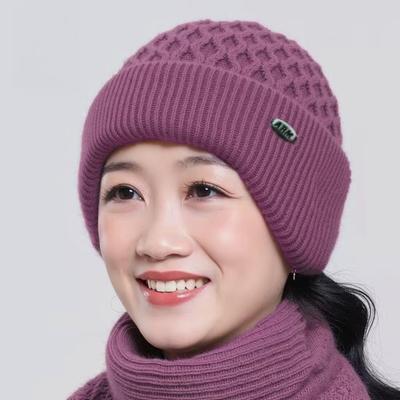 Bonnet d'hiver en tricot pelucheux pour femmes avec protection des oreilles pour les personnes d'âge moyen et les personnes âgées