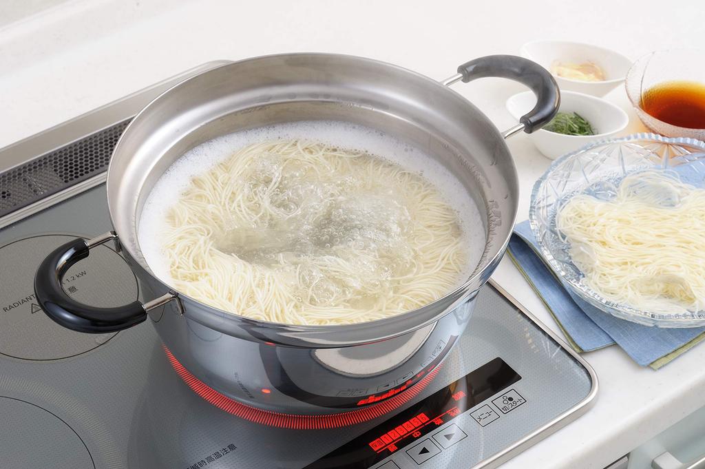 Yoshikawa Kurumentei Edelstahltopf, 26cm, 7,8L Fassungsvermögen, Hergestellt in Japan, Edelstahl, Induktionsgeeignet, Geschenkverpackung verfügbar, SJ1369