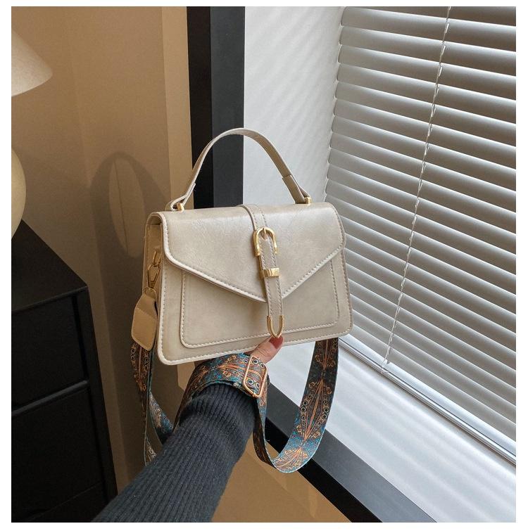 Stylish Women's Shoulder Bag With Retro Pu Material Trendy Small Square Bag For Spring 2023