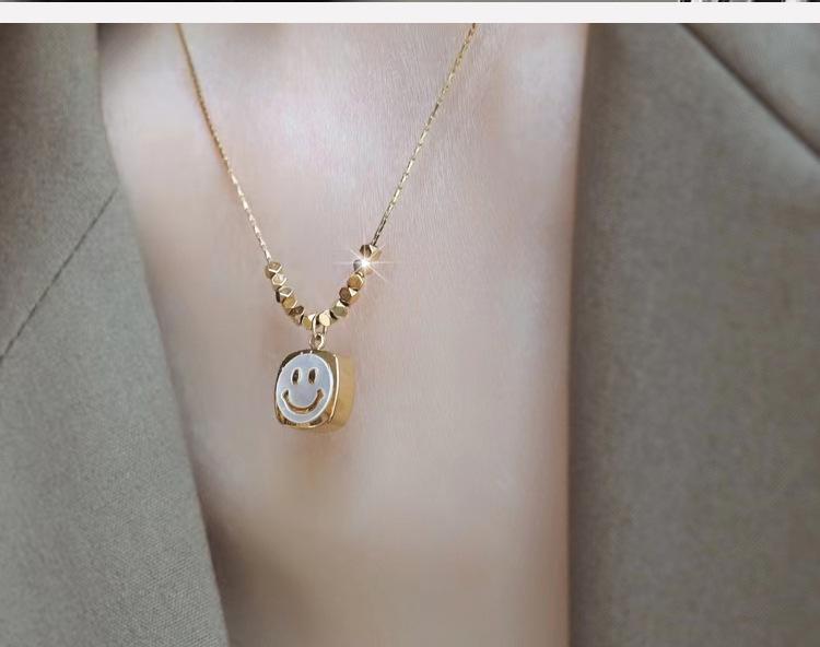 Live Broadcast Smiley Face Pendant Necklace, Fade-Resistant White Shell Titanium Steel, Luxury Light Clavicle Chain.