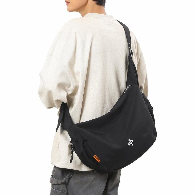 Hua'er and Xiao have the same casual trendy brand dumpling bag, women's sports cycling messenger bag, and boys' large-capacity shoulder bag.