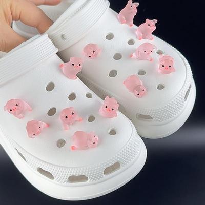12 STÜCKE Mode Nachleuchtende Schuhanhänger Set Accessoires Loch Schuhschnalle Niedliches Cartoon Schwein DIY 3D Schuhdekorationen Kinderparty Mädchen Geschenk