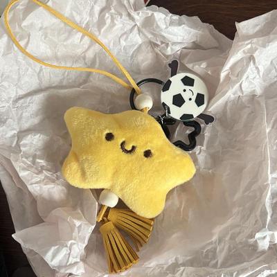 1 Stück Gelbe Plüsch-Hängebeutel-Dekoration Cartoon-Plüschstern Fußball-Anhänger Geschenk-Hängeornament Auto Schlüssel Zubehör