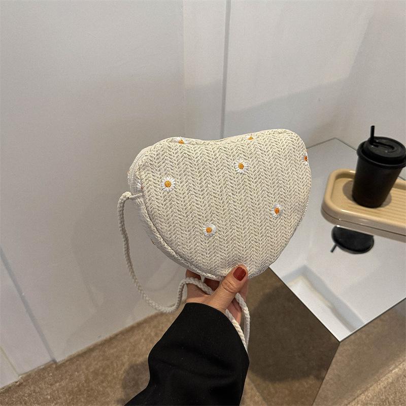 

Летние соломенные сумки в виде ромашек и персиковых сердечек для женщин пользуются популярностью в этом году для туризма, пляжных сумок для отпуска, повседневных сумок-мессенджеров через плечо.