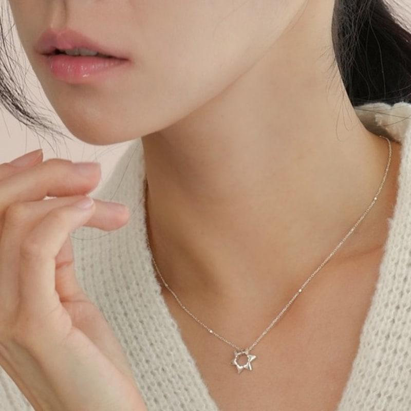 BELLOOGGI Star Whith a Heart Necklace