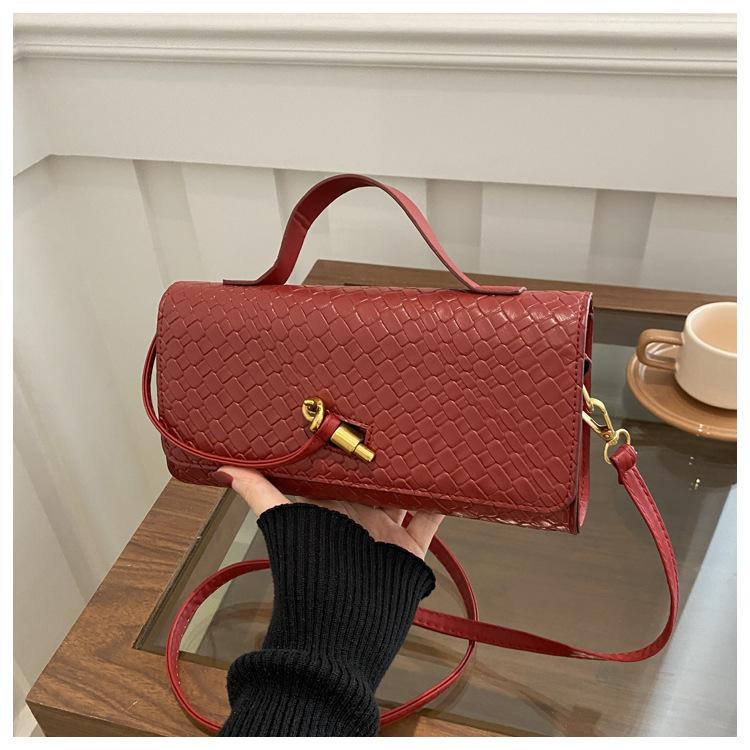 

Solid color 2025 large-capacity woven fashionable and exquisite horizontal style, hand-held dinner party women s oblique span single shoulder baguette красный