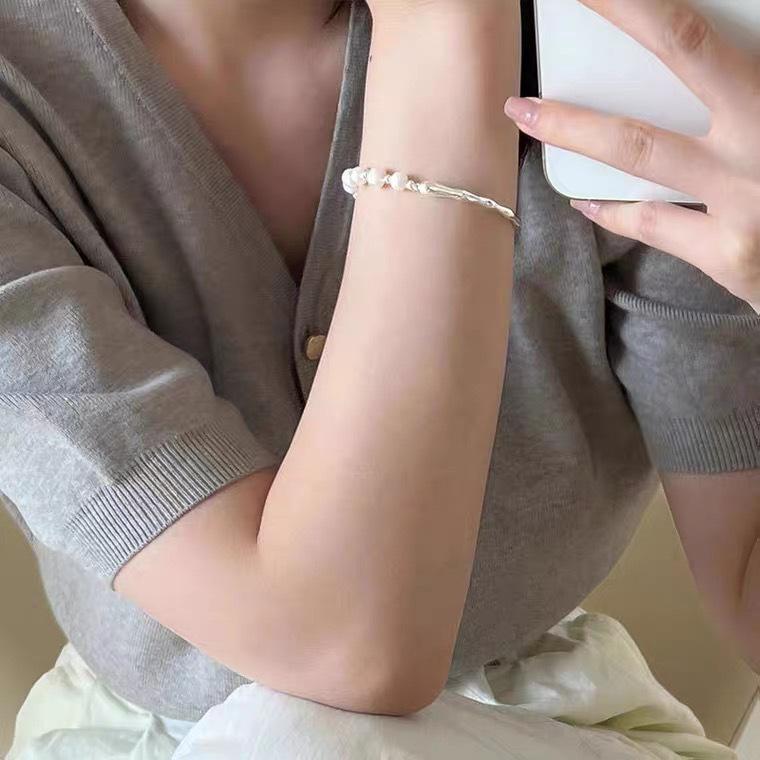 Retro Irregular Metal Pearl Bracelet - Women's Fashionable, Versatile Bangle