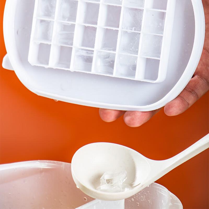 2.5L Plastic Cold Water Pitcher with Lid and Measuring Scale