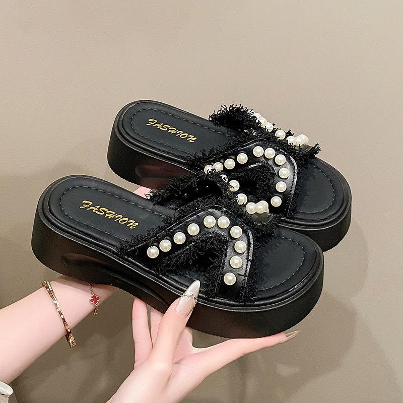 Pearl Slippers Women's Wear 2025 Spring and Summer New Flat Bottom Fashion Korean Version Versatile Internet Celebrity Word Sandals Tide