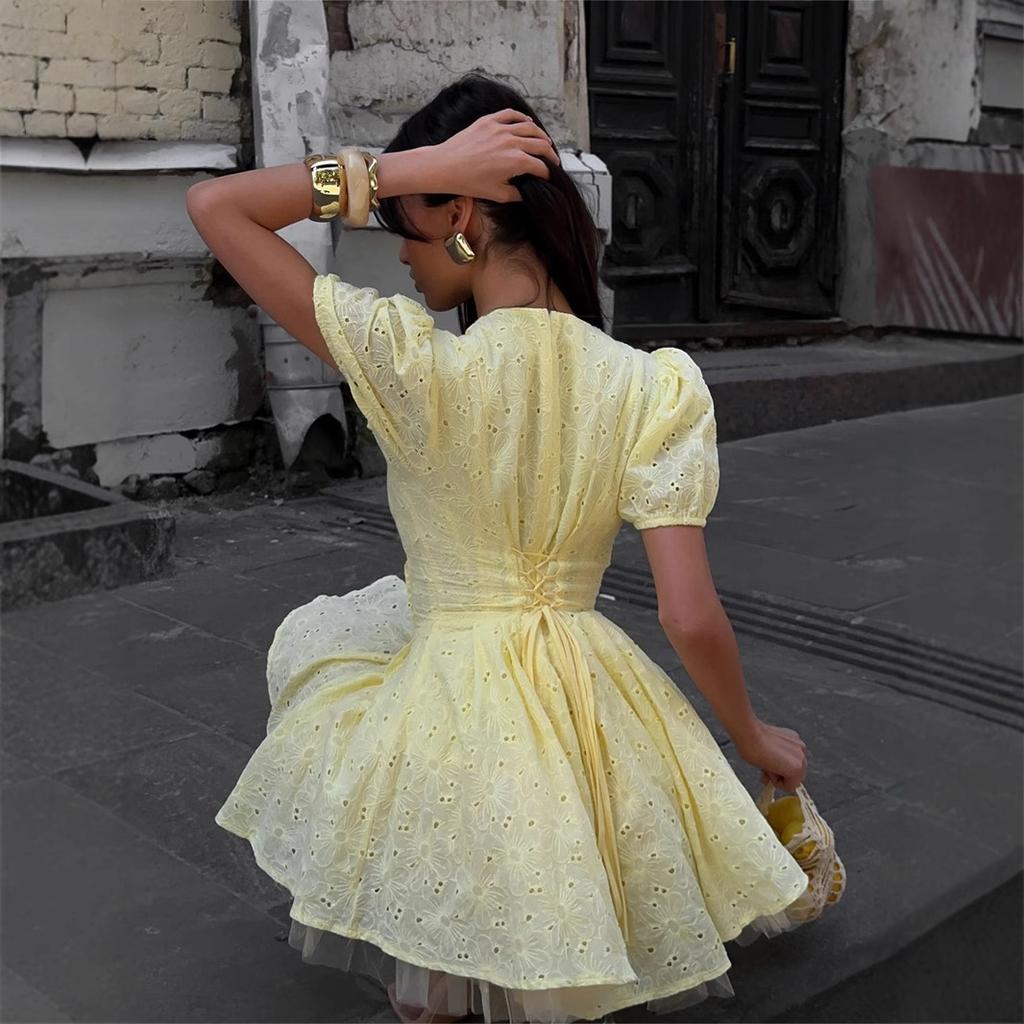Čistá bavlna žluté šaty Evropské a Americké léto nové ramínko na pas sexy vyšívané krátké šaty