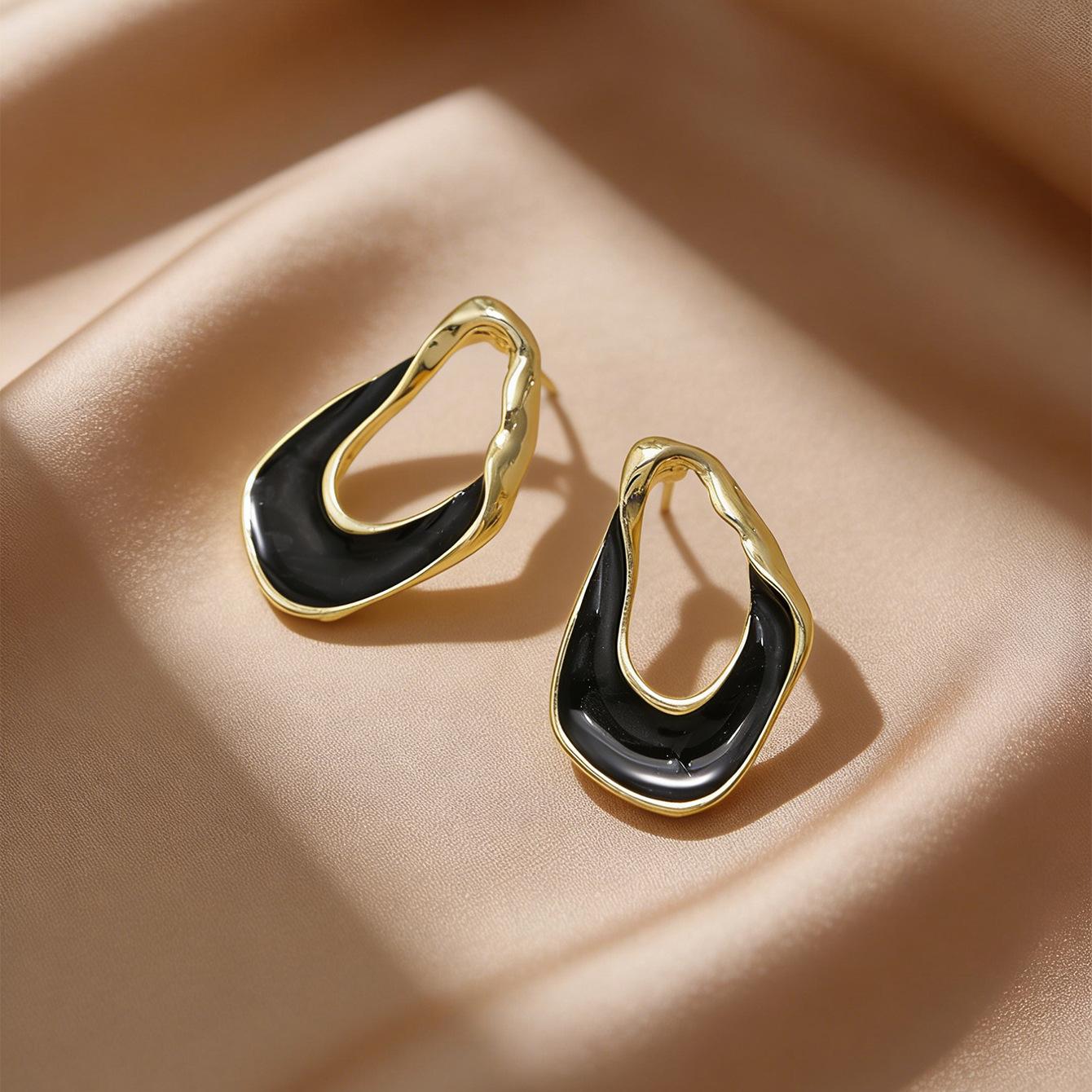 

Premium atmosphere French retro drip glaze twisted oval earrings cold wind very simple stud earrings чорний