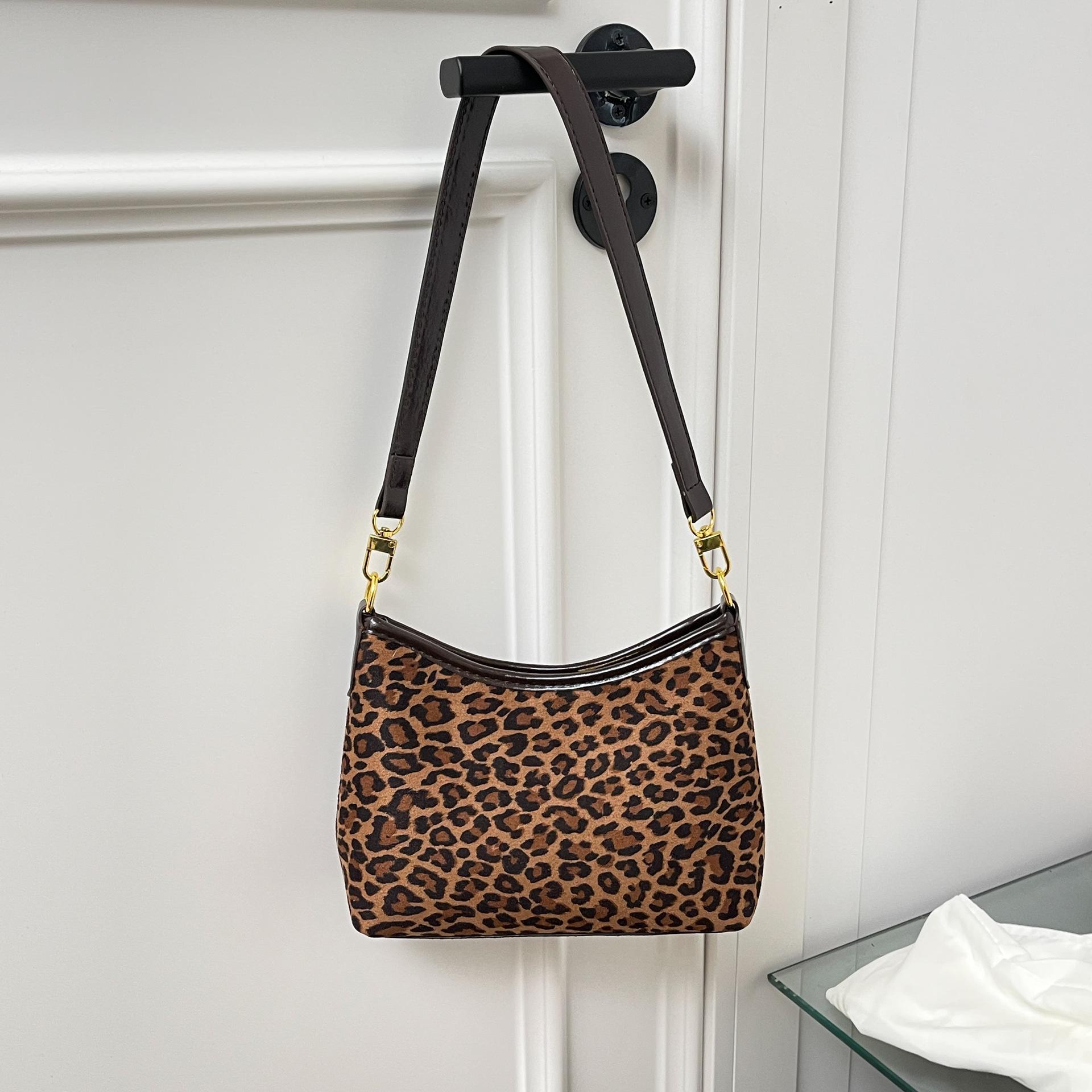 Женская сумка из замши и бархата с леопардовым принтом и двойными ручками