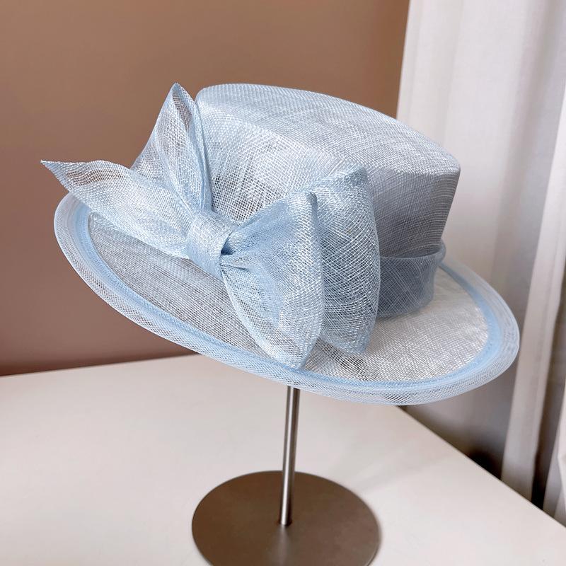 Cēls elegants lina tauriņiem rotāts augstā