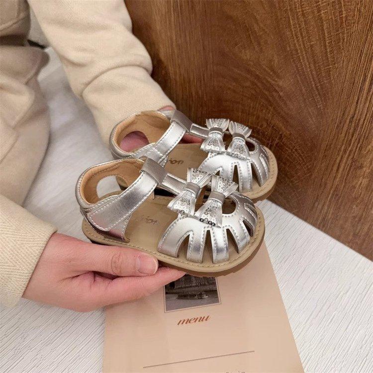 

Girls sandals 2025 summer new children s bag head hollow sandals baby girl princess shoes soft-soled beach shoes 30 серебряный