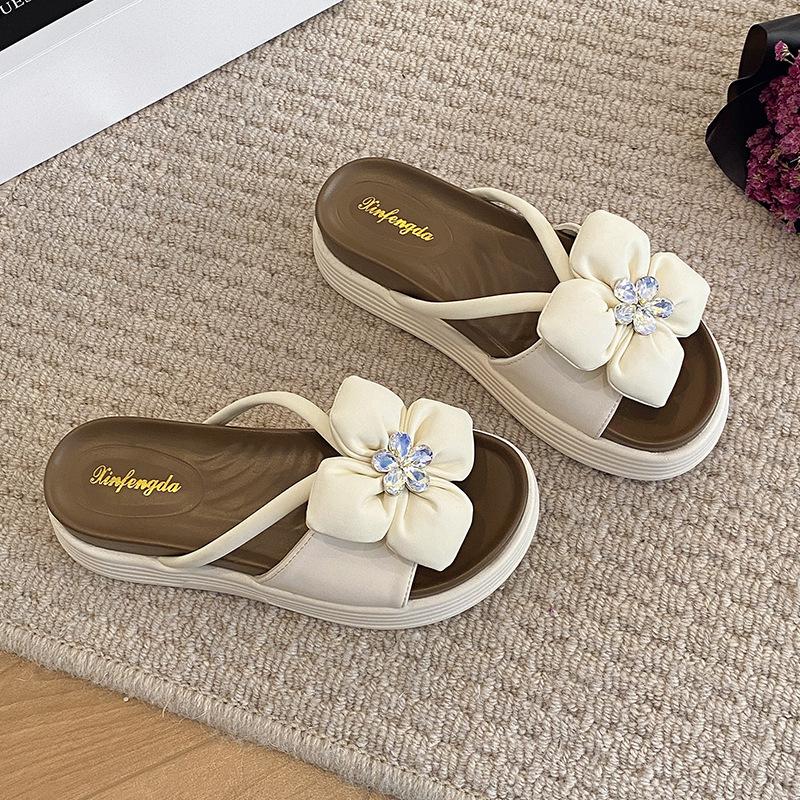 In the summer of 2024, the new platform-soled flowers and women's slippers are fashionable and versatile muffins and beach shoes, rhinestone sandals.