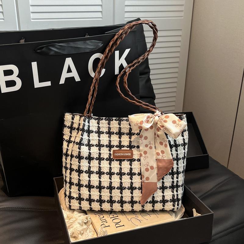 A Niche Large-capacity Tote Bag with A College Style and Fashionable Spring and Summer Commuting Shoulder Bag