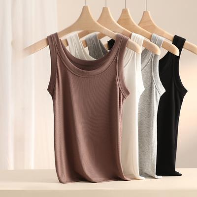 Ein Sommer-Basistop aus gerippter Baumwolle mit einem schönen rückenfreien Unterteil und einem Oberteil mit Neckholder-Top