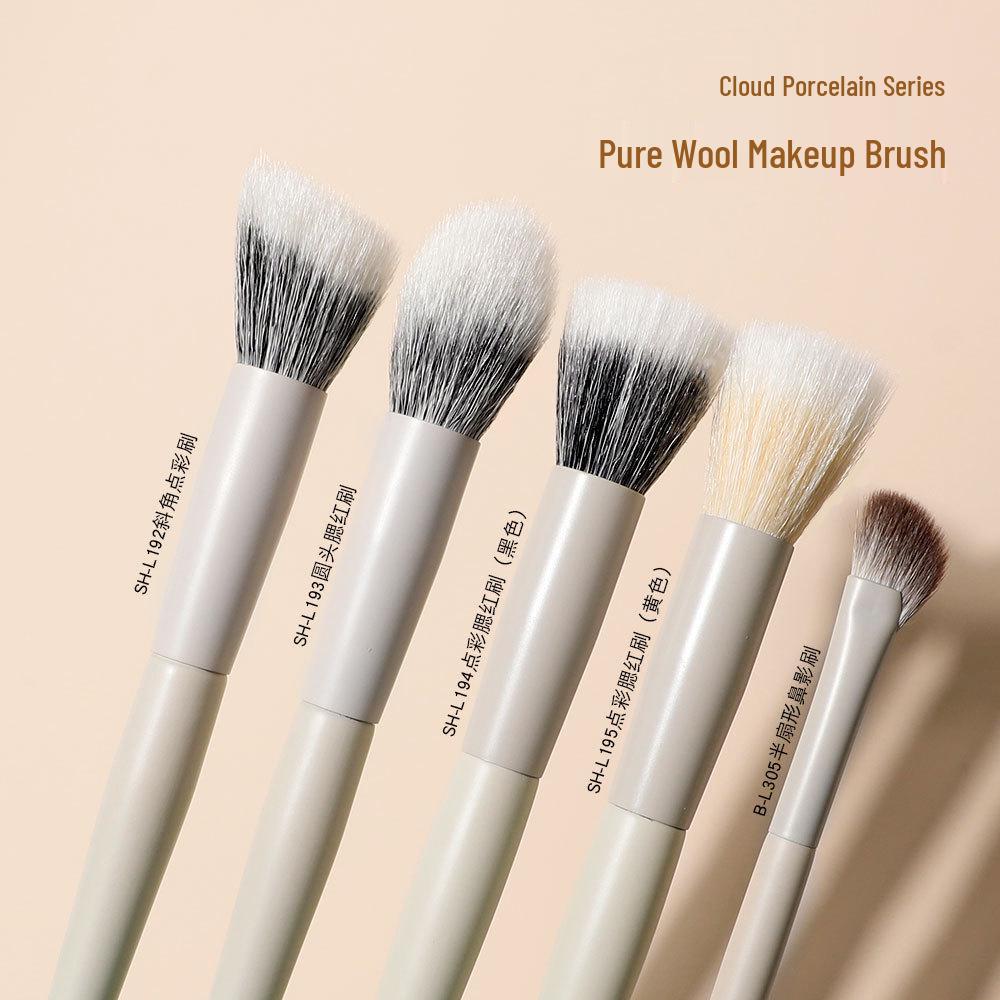 Cloud Porcelain Stippling Blush & Highlight Brush – Angled Round Head with Half-Fan Design