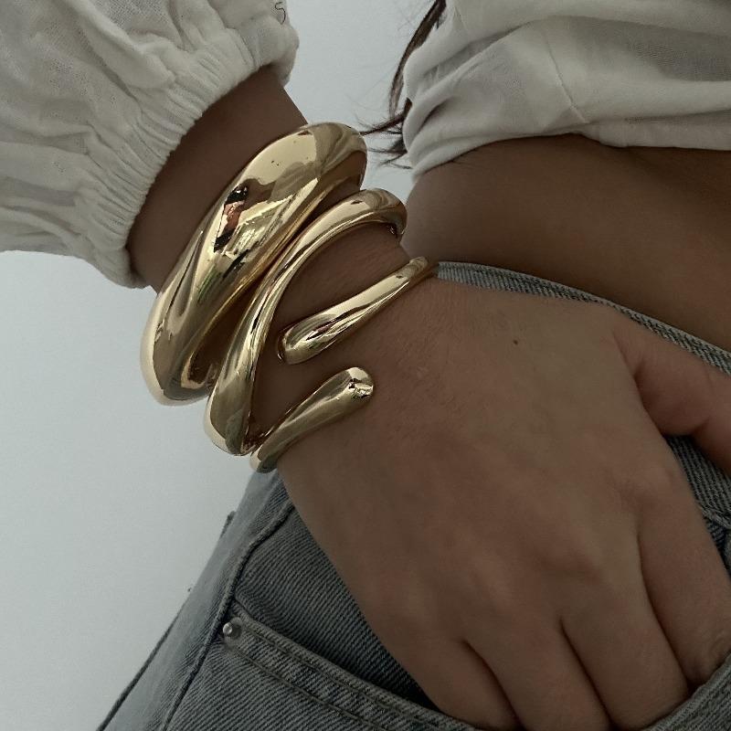 Design Sense Fashion Trend Metal Smooth Surface, Water Drop Hug Bracelet Spring Bracelet