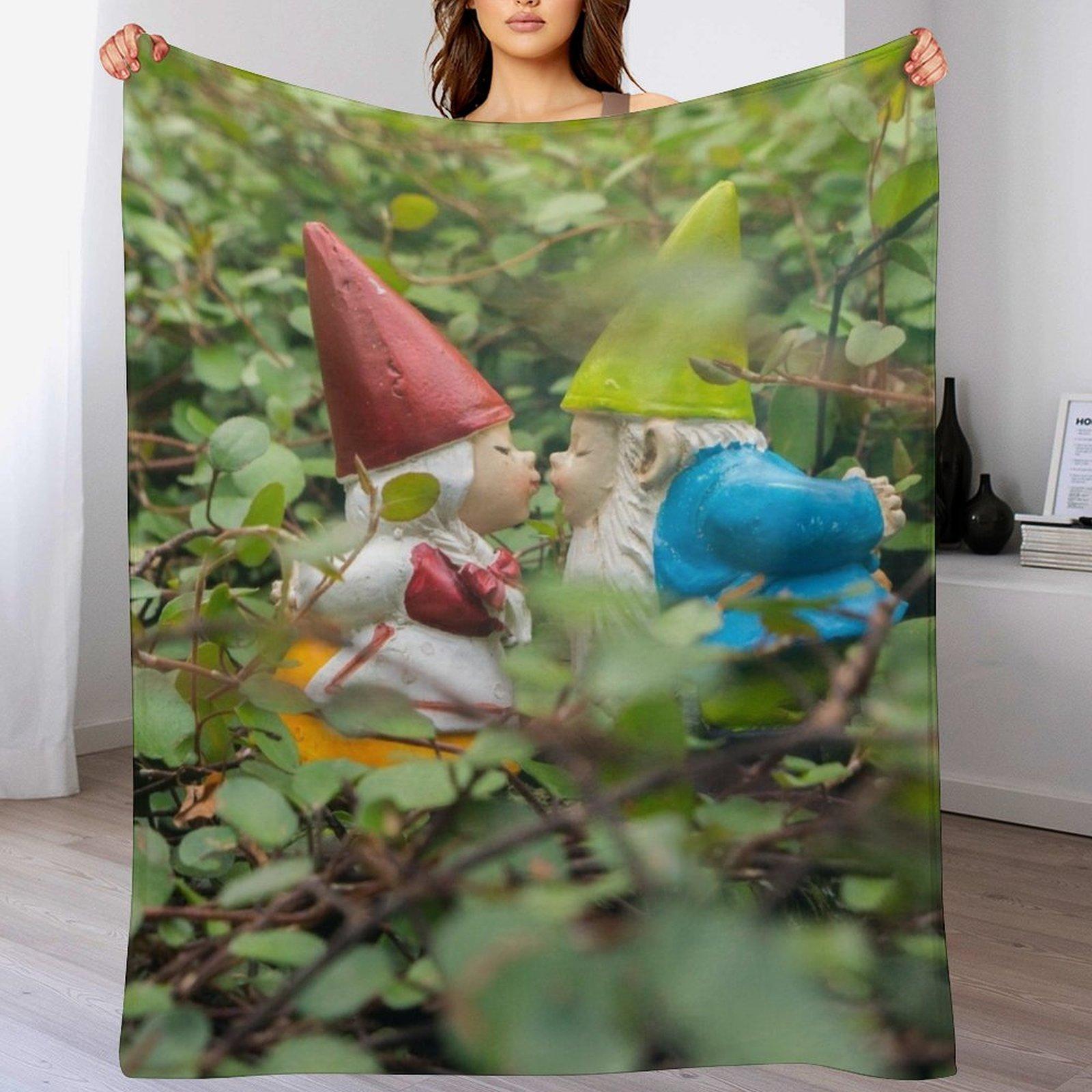 First Kiss Kissing Gnomes Throw Blanket Breathable Lightweight Blanket for Adults Kids 102x76cm(40x30in)
