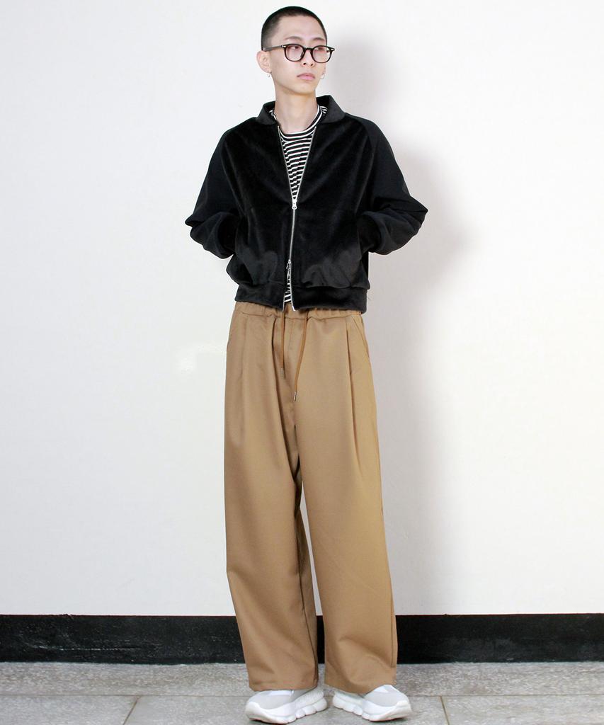 Deumakeu Wide-Fit One-Pleat Plain Pants Khaki Beige