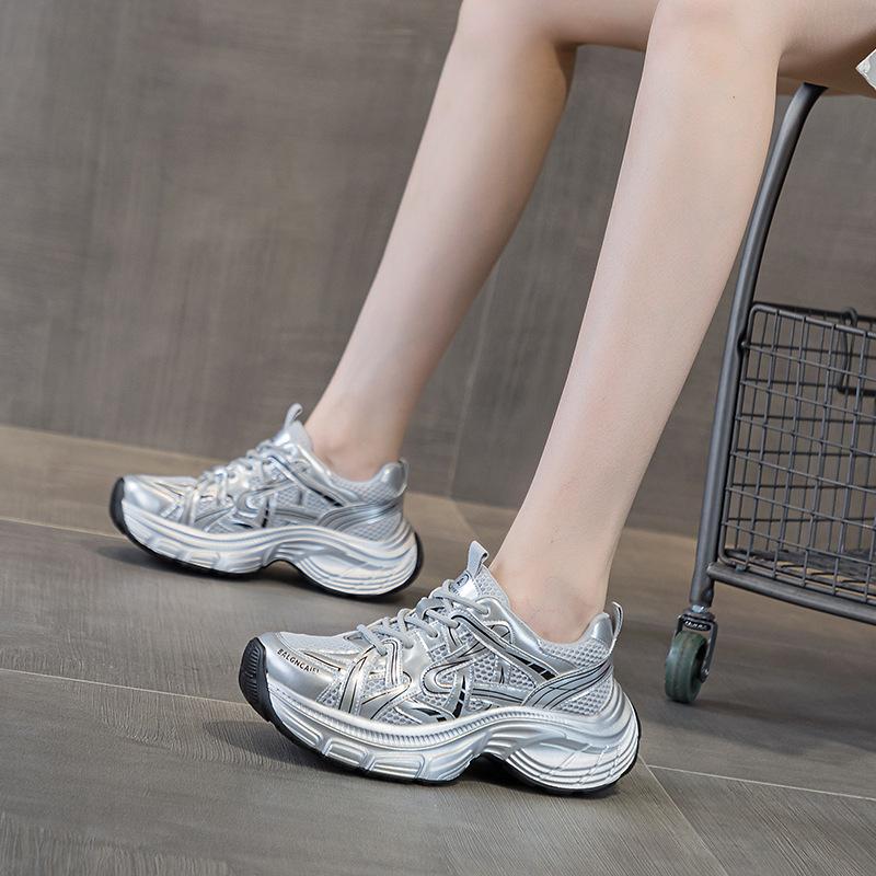 Dad shoes girl 2025 autumn new Internet celebrity with the same lightweight thick sole heightening sports casual fashion versatile women's shoes