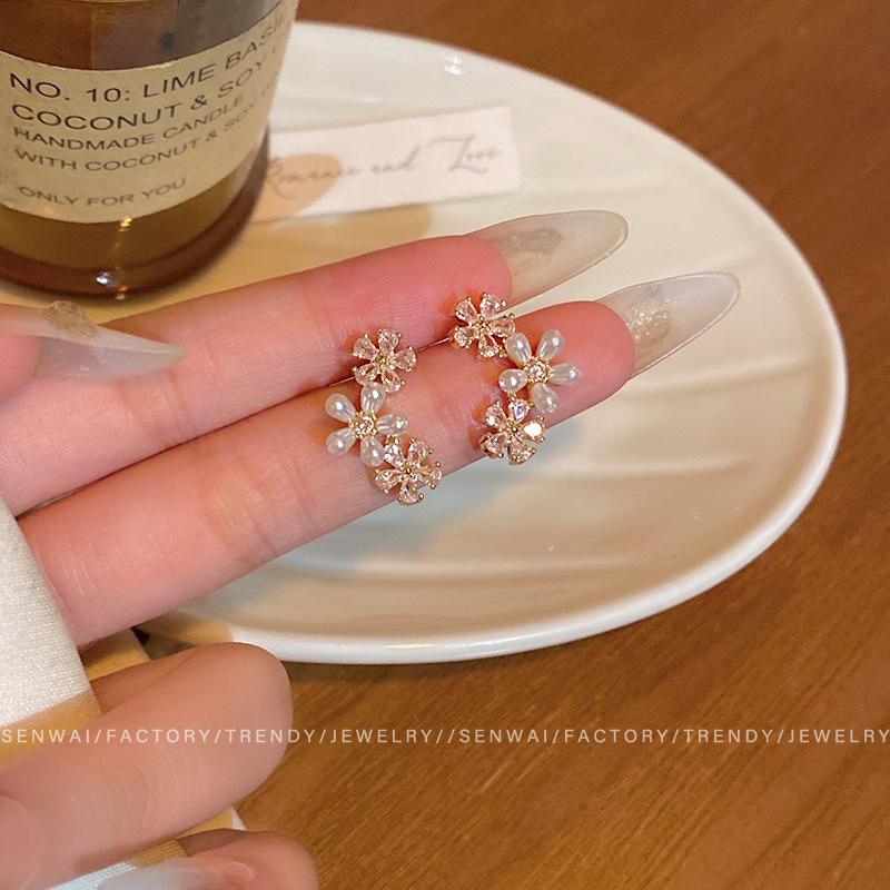 Micro zircon pearl flower earrings women s design high-end stud earrings temperament sweet earrings wholesale