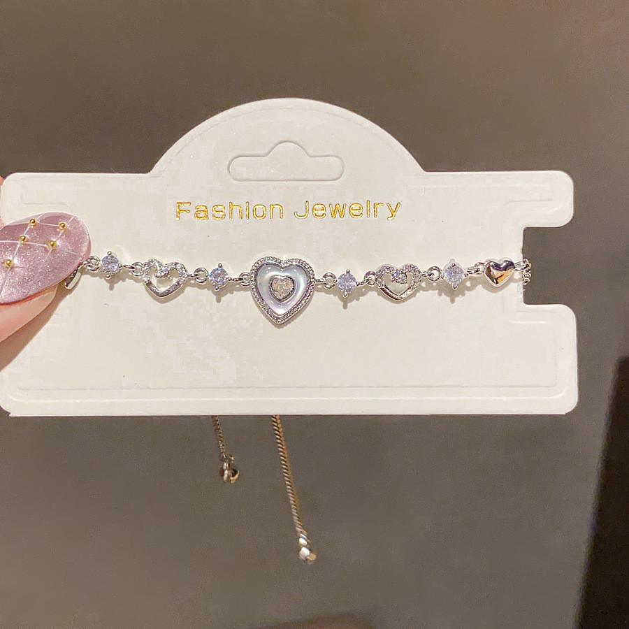 

Elegant Zirconia Heart Charm Bracelet For Women With Copper Material And Stylish Design срібний
