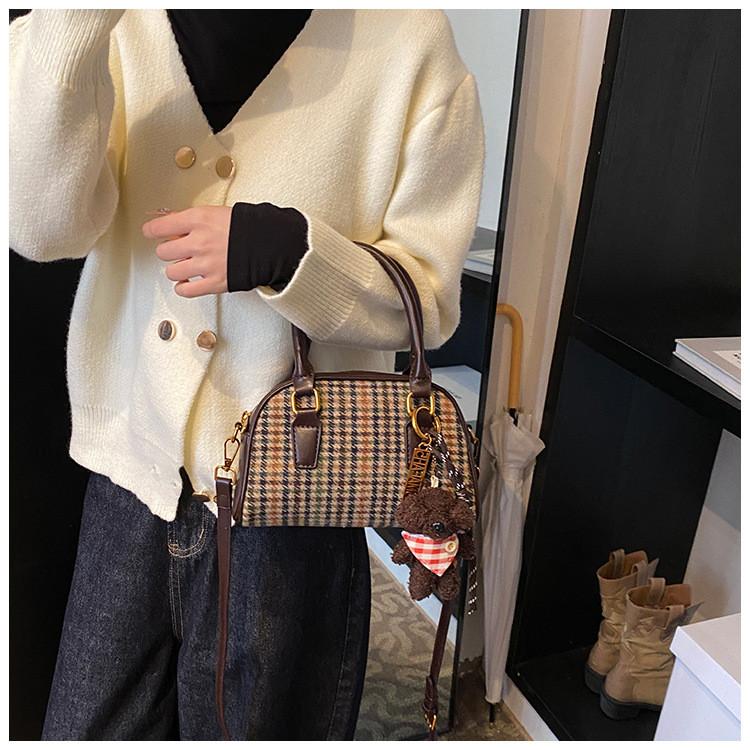 IELGY Plaid Retro Large-Capacity Handbag High-End Fashion Commuter Shoulder Bag
