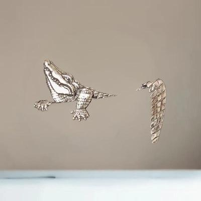 Durable Zinc Alloy Vintage Crocodile Tiger Shaped Engraved Men's Suit Lapel Pin Classic Formal Accessory Pins For Men Suits