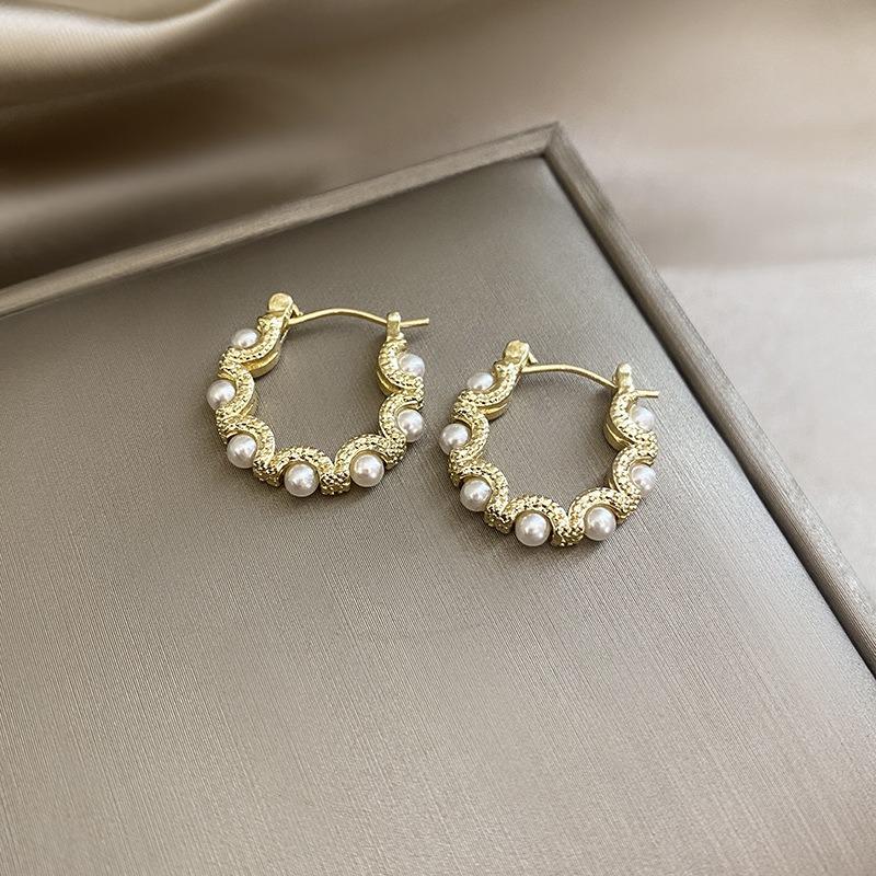 

2024 New Light Luxury French Retro Circle Highlight Pearl Hoop Earrings For Women Fashion Simple Crystal Jewelry Party Gifts
