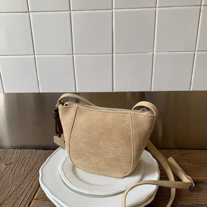 Retro bag women's 2025 new high-end shoulder bag commuter messenger bag versatile bucket bag mobile phone bag