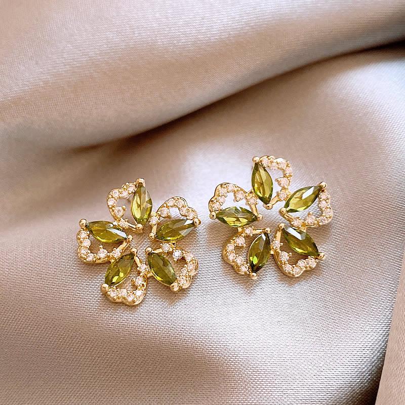 Silvernål Zirkon Utskurna Blomörhängen - Utsökta High-End Stiftörhängen med Känsla för Mode.