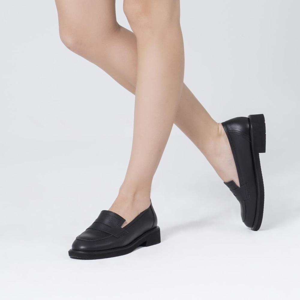 

Женские лоферы из натуральной кожи на удобной подошве со шнуровкой