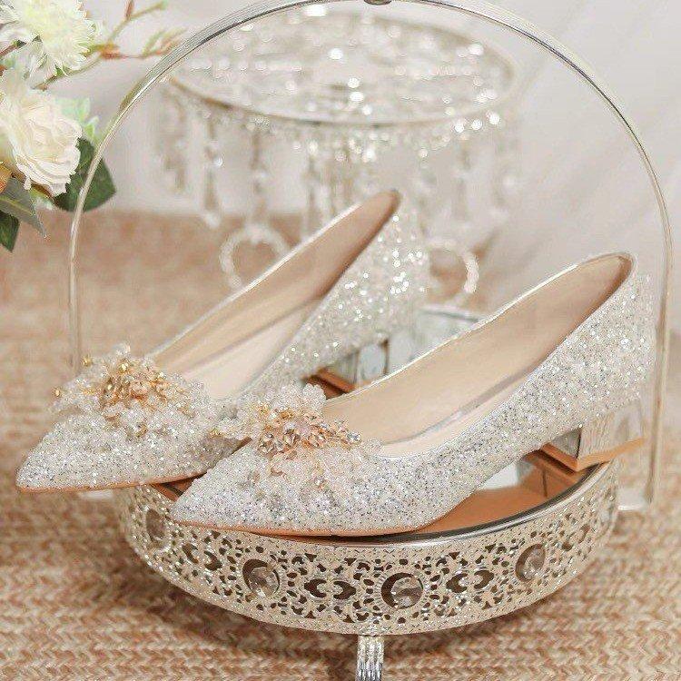 

Новые хрустальные туфли-лодочки на высоком каблуке с цветочным декором, женские, на тонком каблуке, серебристые с блестками, свадебные туфли для невесты, с острым носком и мелким вырезом 34