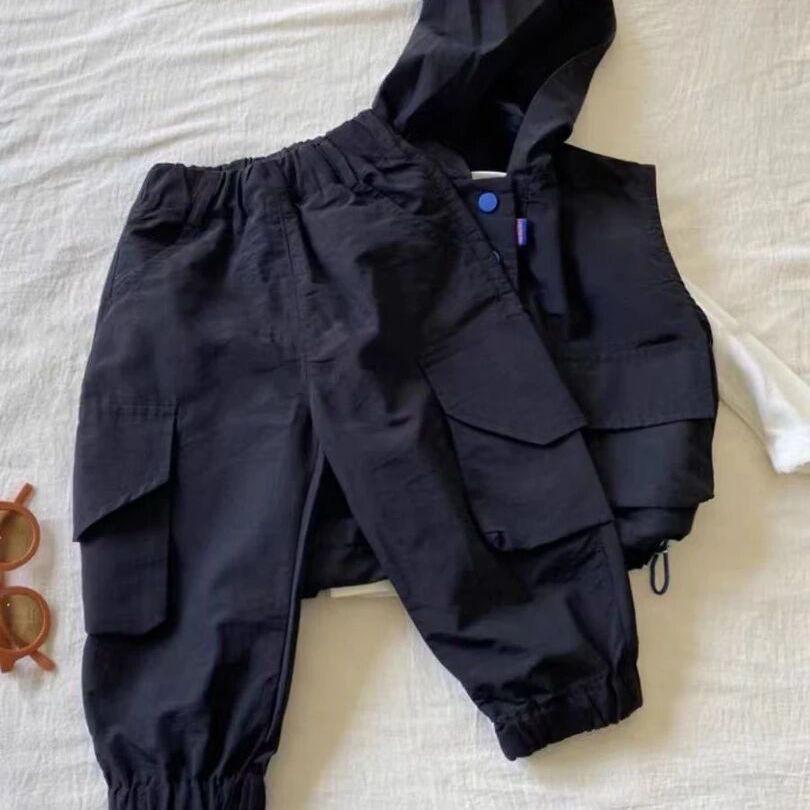 Trendige Baby Jungen Kapuzenweste, Hemd & Cargohose Frühlingsset 2026