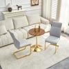 Table ronde 60 cm en MDF, aspect bois de noyer, pied de support couleur or, avec 2 chaises de salle à manger gris clair, motif losange, structure métallique couleur or.