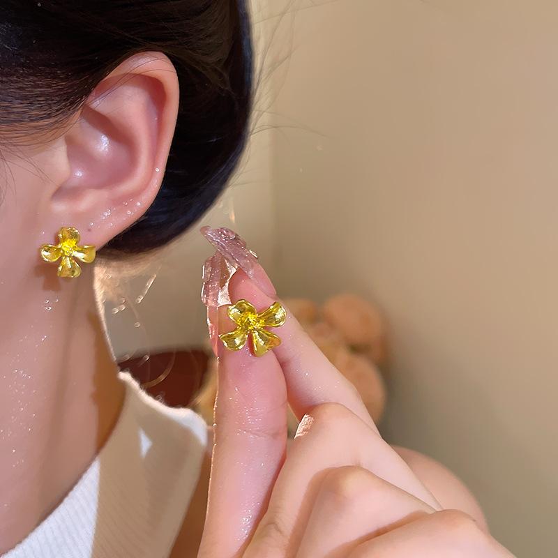 European and American metal flower stud earrings women's wind simple commuter earrings cold wind personalized ears