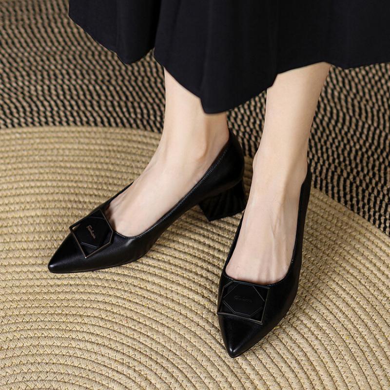 

Новая женская модная одинарная обувь с острым носком, большого размера, резиновая мягкая подошва, повседневная, однотонная, средний каблук, квадратный каблук, маленькие кожаные туфли для женщин 39 чёрный