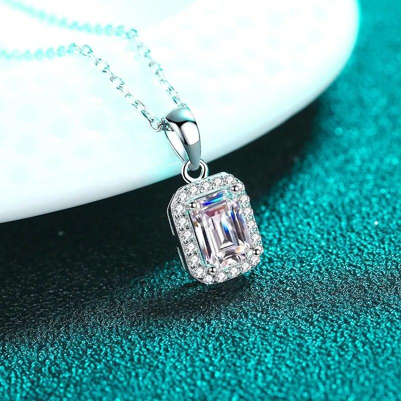 Excellent Pendentif Taille Émeraude 1 Carat Collier Moissanite pour Femmes Argent Sterling 925 Cadeau Or Blanc 18K Bijoux de Luxe